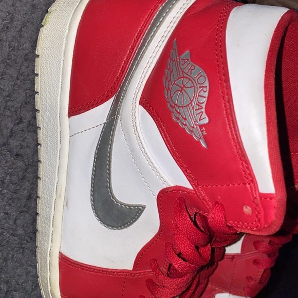 Jordan One Retro Silver Medal- Size 10.5 - Picture 4 of 5